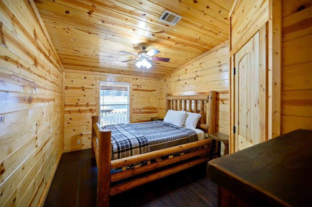 Outlaw Rose Cabin for 8!