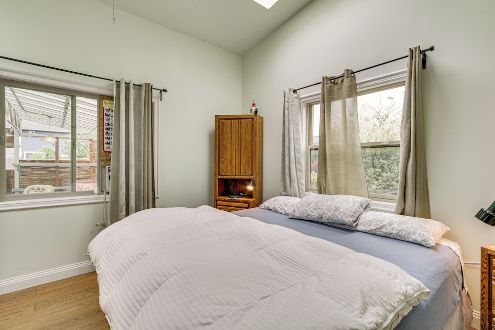 7 Mi to Dtwn Portland: Quiet Yet Central Home