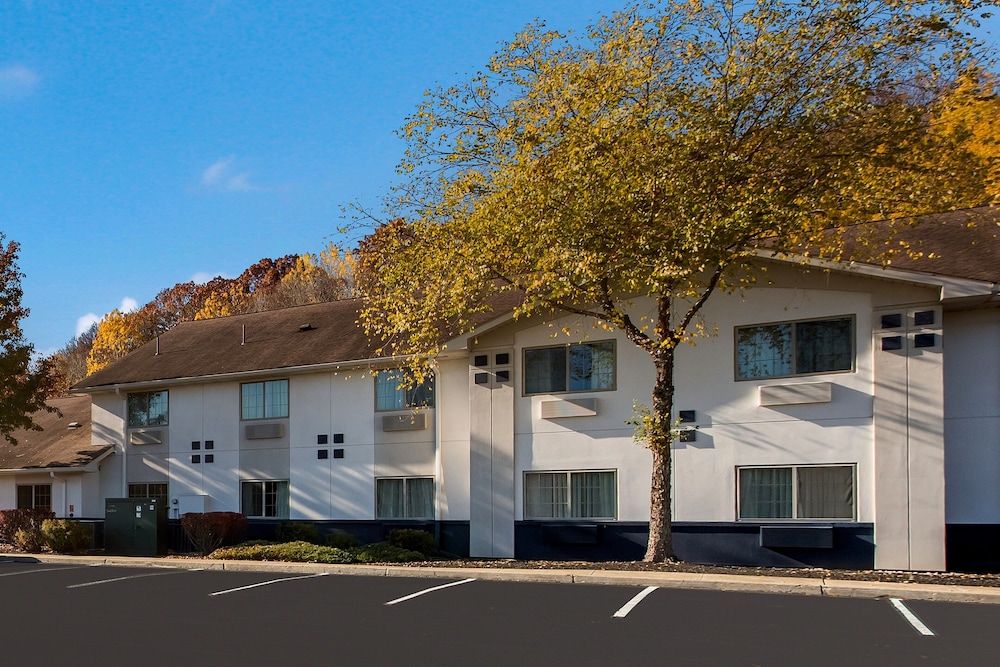 New York City Vacations - SureStay Plus Hotel by Best Western Highland Poughkeepsie - Property Image 2