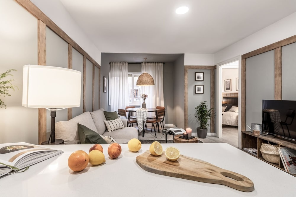Beraldi - 1 Bedroom and Shared Pool in Trafalgar