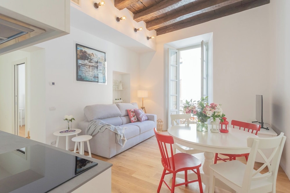 Independence Apartment With Balcony by Rent all Como