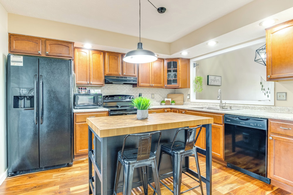 14 Mi to Dtwn Indy: Family Gem w/ Yard