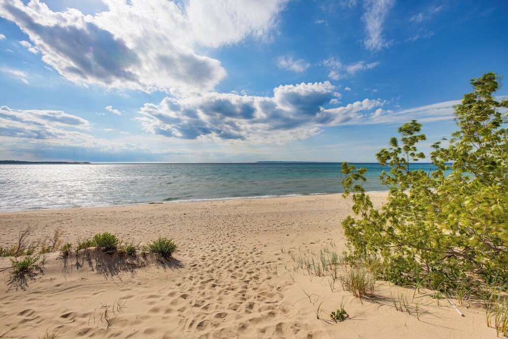 Glen Arbor Riverfront Retreat: Steps to Beach!
