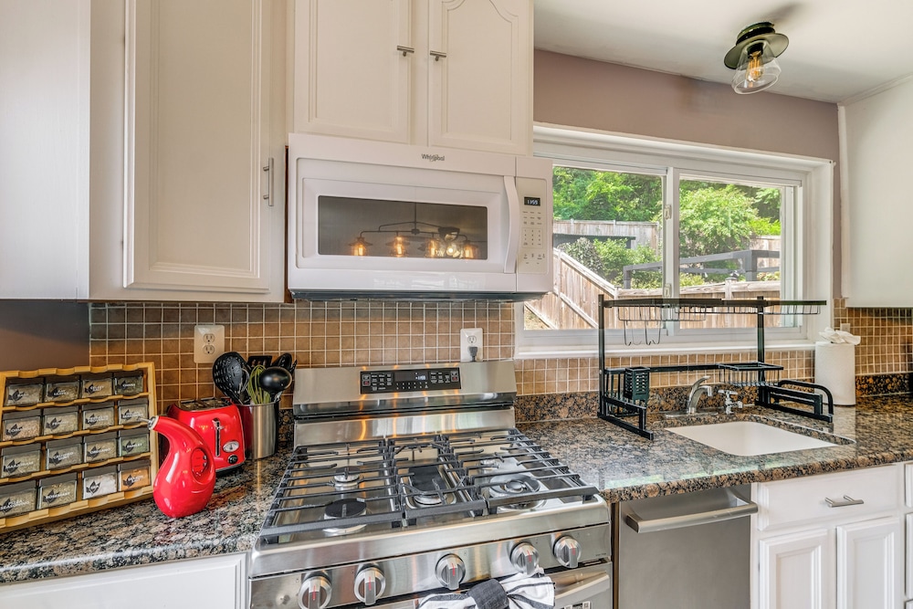 Pet-friendly Arlington Townhome w/ Furnished Patio view 5