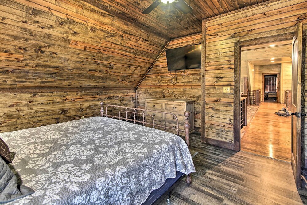 Stylish Broken Bow Cabin w/ Hot Tub + Fire Pit! view 4