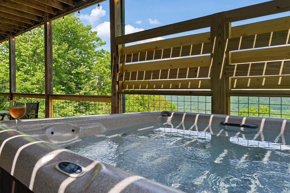 Breathtaking Hideaway 5 Bedroom Cabin
