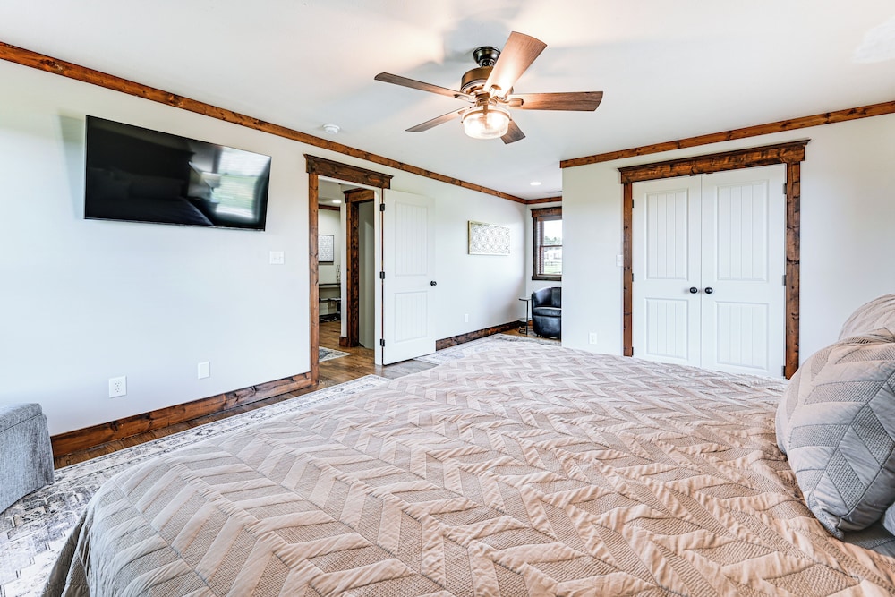 Scenic Getaway w/ Deck: 7 Mi to Mammoth Cave Park!