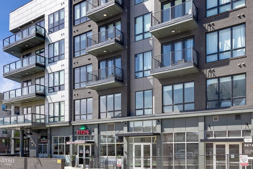 2 Units in Walkable Midtown Location, Gym+pool Honkey-tonk & Muse by Avantstay