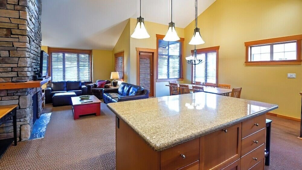 Pinnacle Ridge Chalets by Fernie Lodging