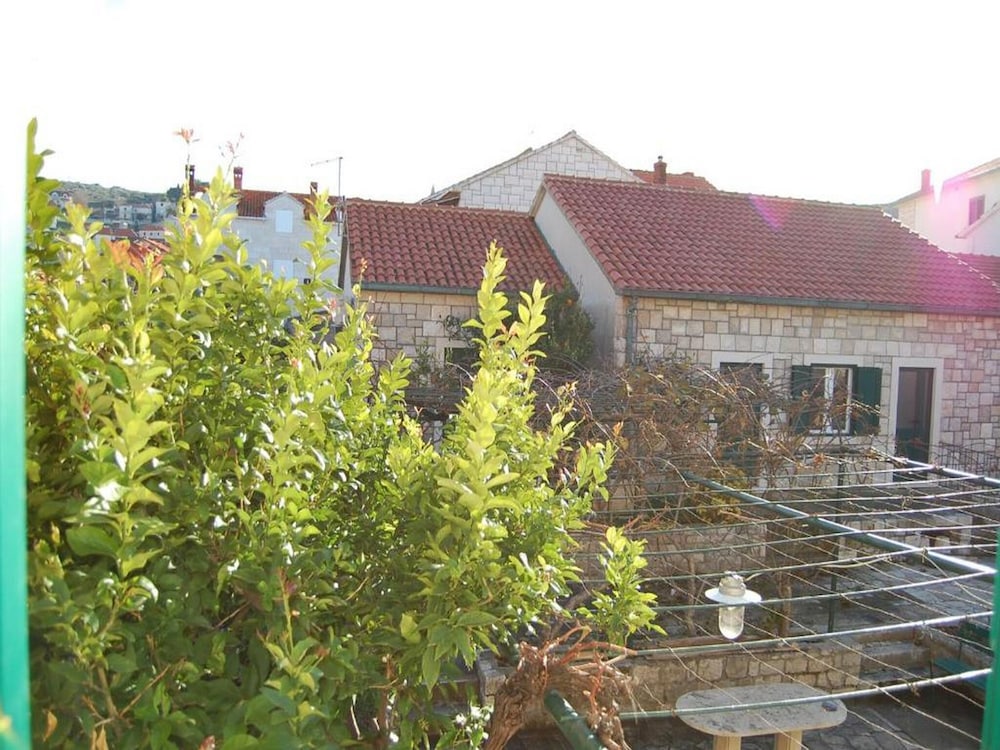 Apartment Bandić en Postira — balance & terrace