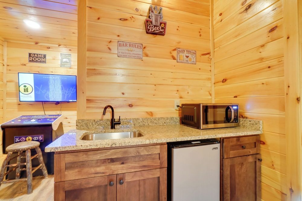 12 Mi to Gsmnp: Cabin w/ Game Room in Sevierville
