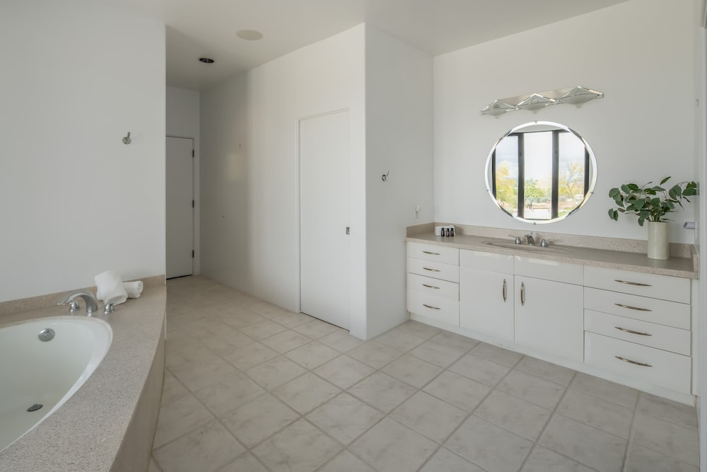 Fallbrook by Avantstay Secluded Home on 40acres W/pool, Rooftop & Trails!