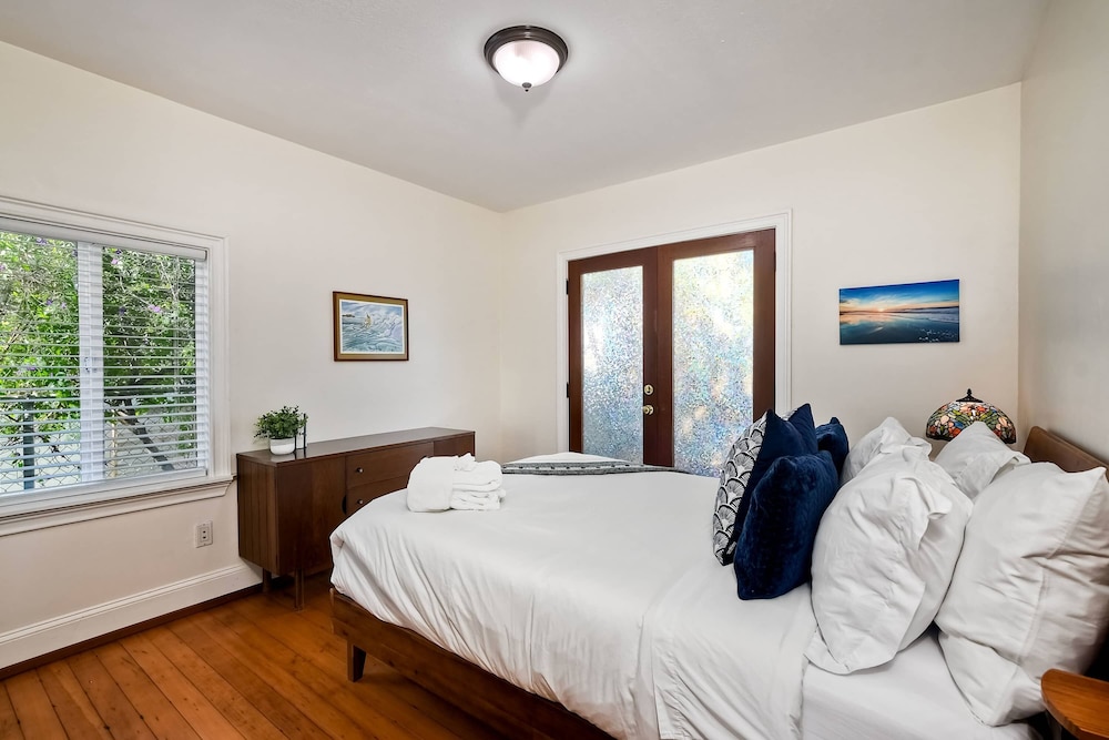 Vintage Beach Bungalow - For 6!
