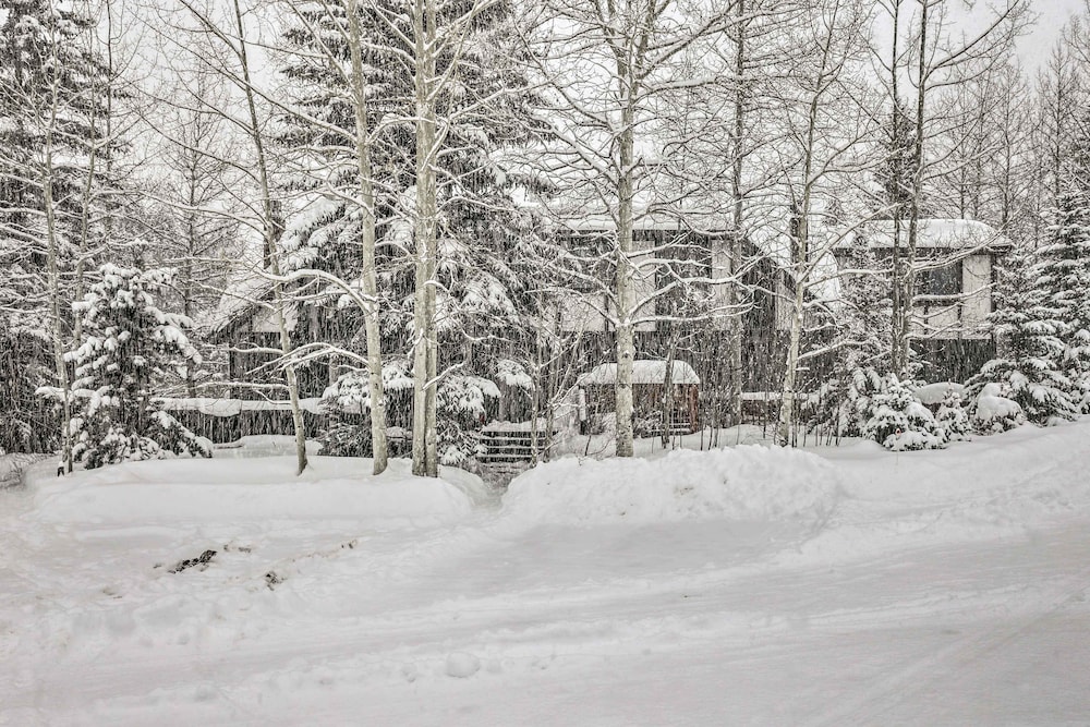 Vail Condo w/ Mtn View Deck - Steps to Ski Shuttle view 2