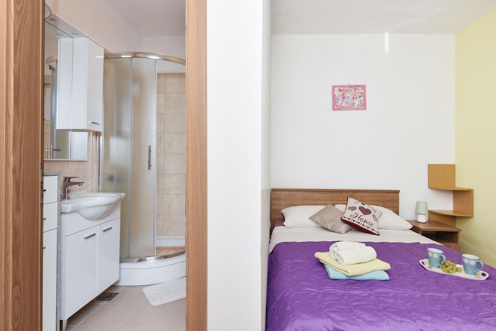 Bed & Sleeping Area
