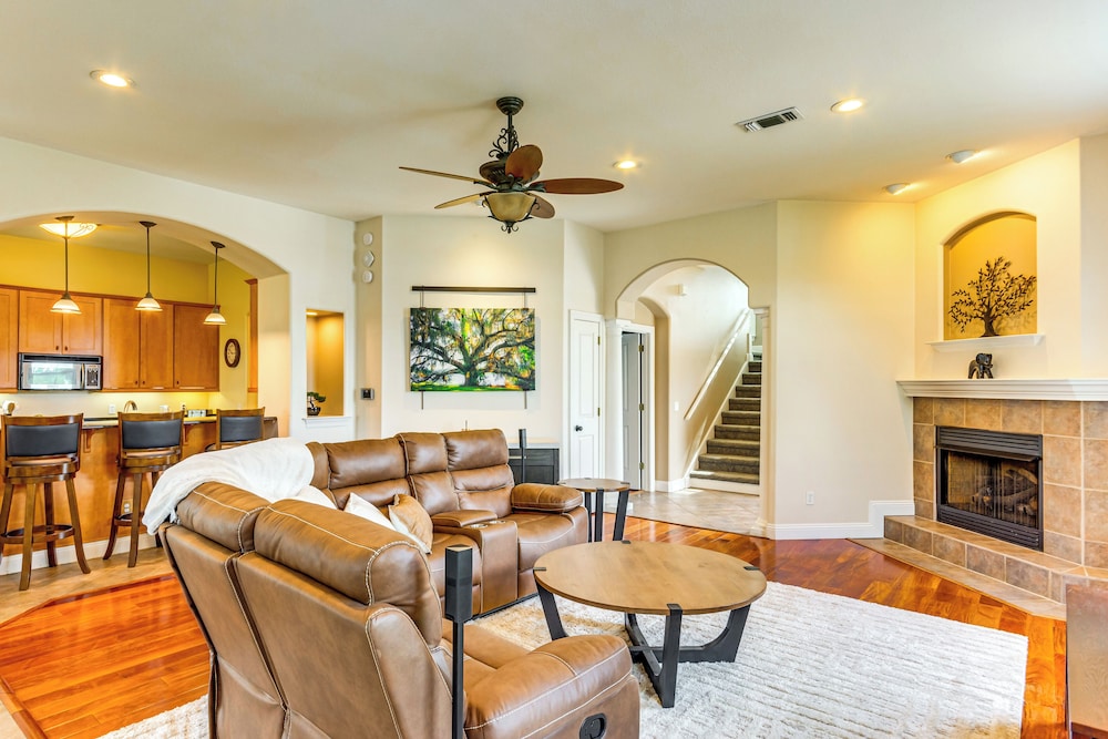 Steps to Bay: Tranquil Navarre Retreat w/ Balcony