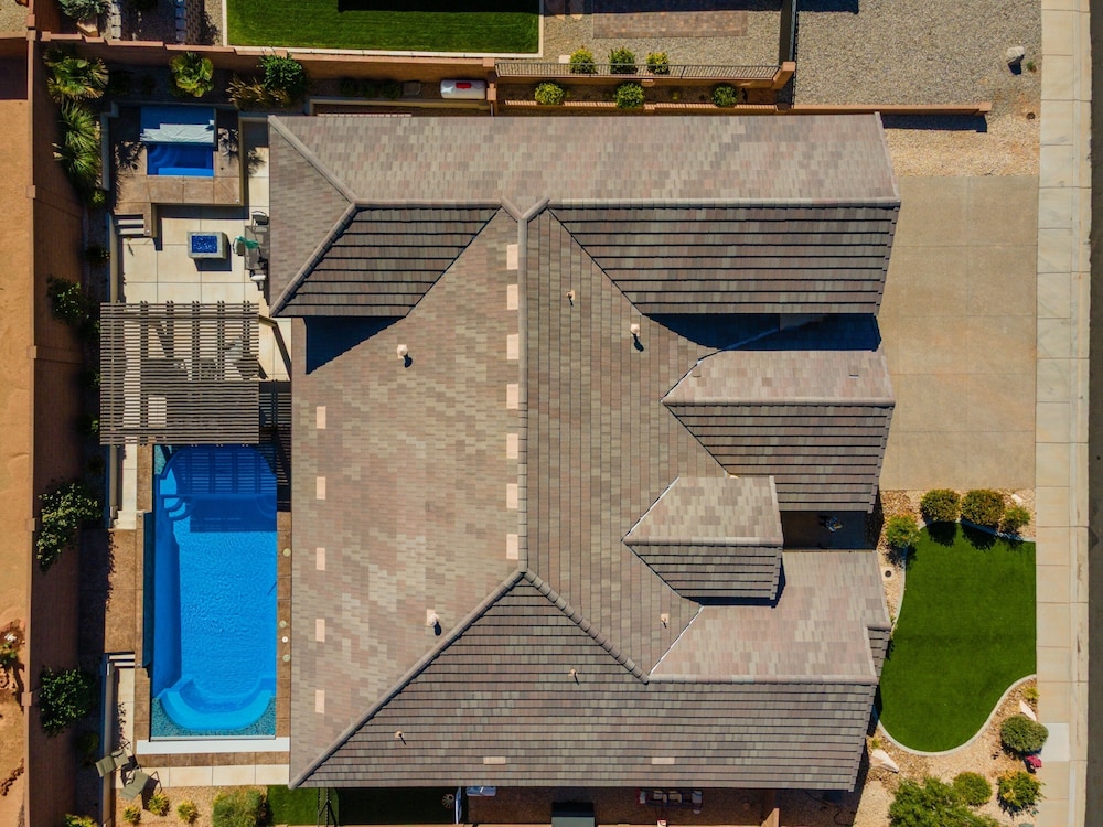 Hurricane Falls Pool, Hot Tub Plus Dog Friendly! 4 Bedroom Home