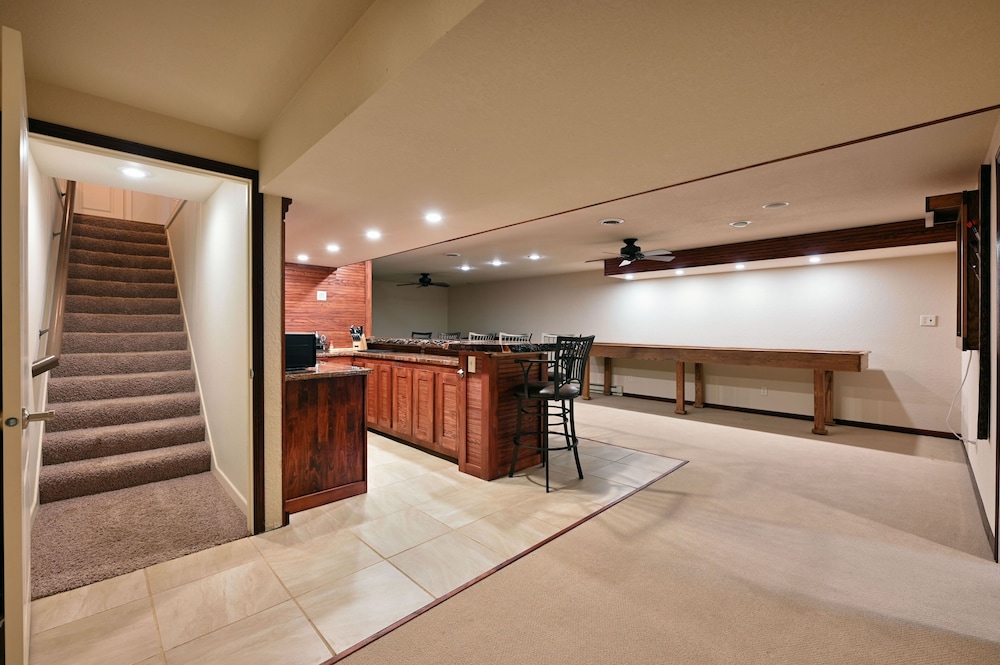 Unit 701 5 Bd 3 Ba 5 Bedroom Condo by RedAwning