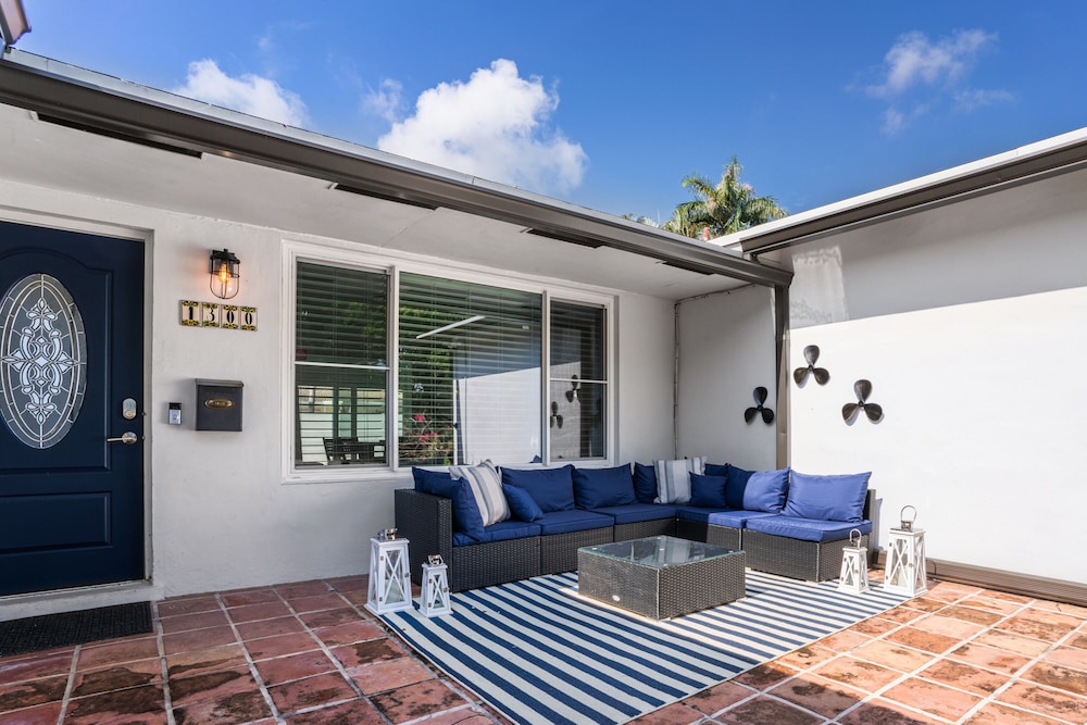 Kasa Azul Hollywood - Image 1