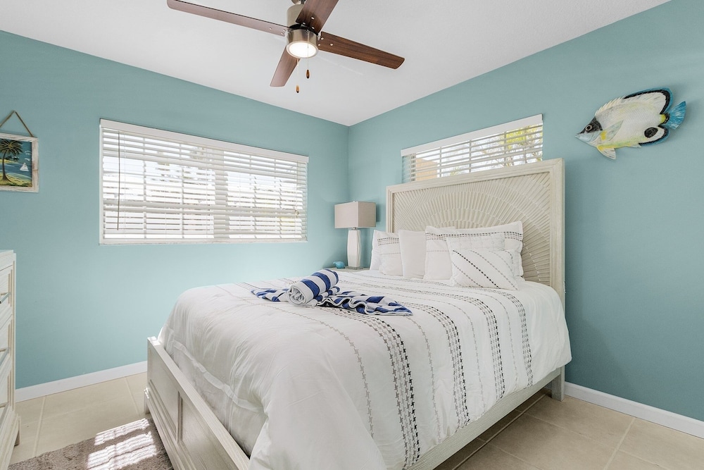 5535 Casa De Lujo: Heated Pool W/ Water Views 4 Bedroom Home