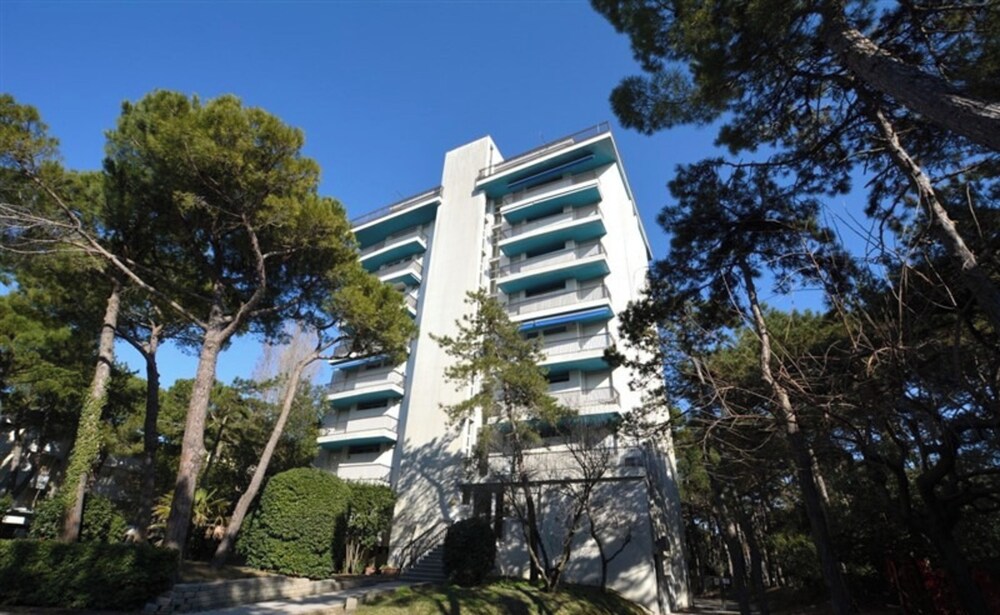 30 mt From the Beach in Lignano Pineta, Lovely Flat for 6 Guests