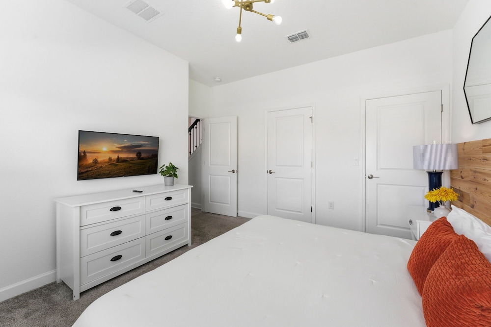 Chic 4BR Disney Retreat With Pool Mickey Rooms