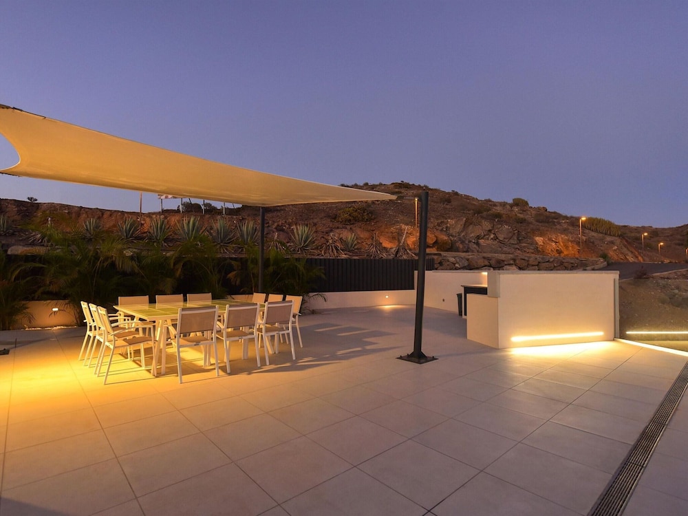 Villa in Salobre With Pool & Golf Nearby