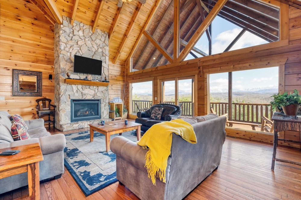 Luxury Cabin w/ Elevator, Theater & Hot Tub Near Dollywood Smoky Vista Lodge