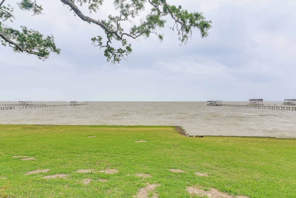 Galveston Bay Retreat: Historic La Porte Home!