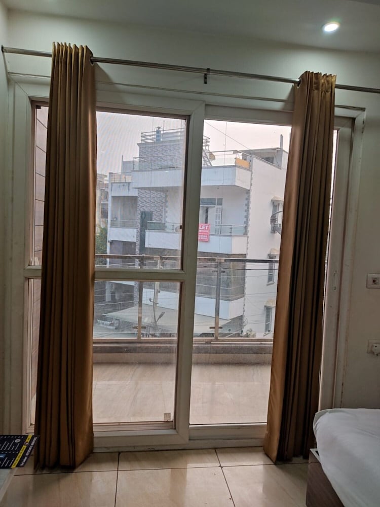 Goroomgo singh residency Gurugram