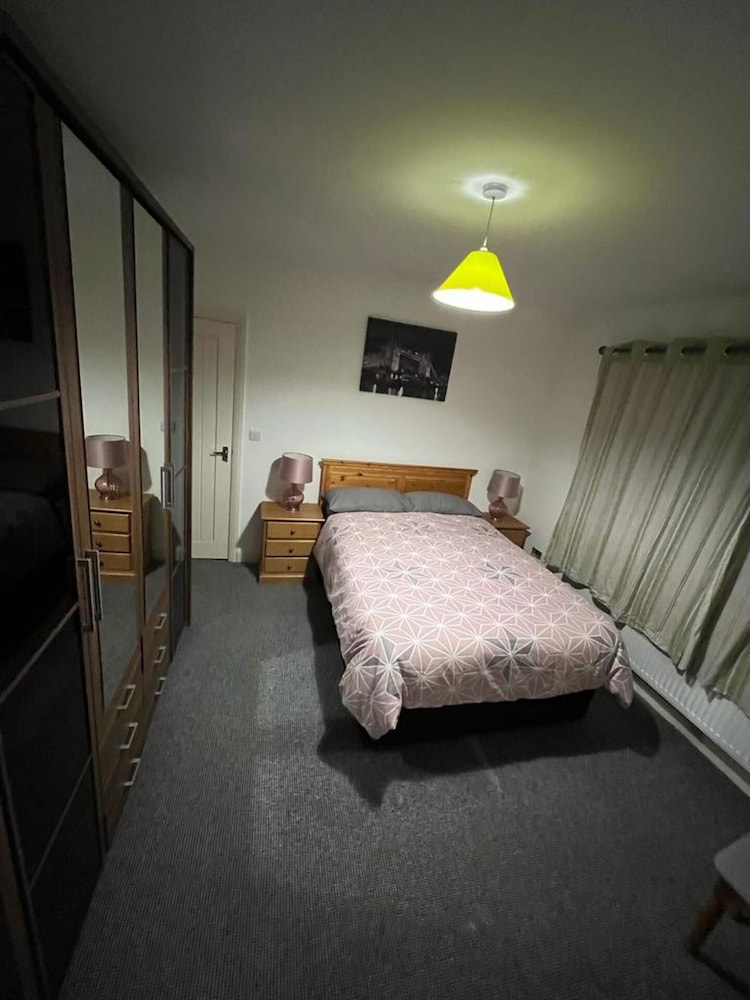 Remarkable 3-bed House in Westcliff-on-sea view 3