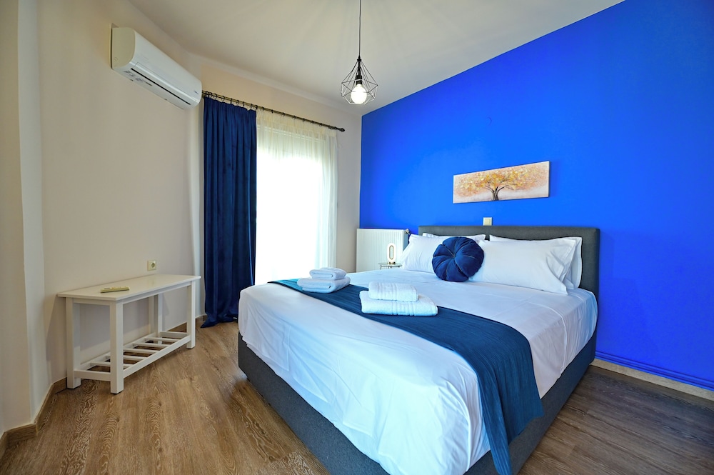 Royal Blue Central House by Checkin
