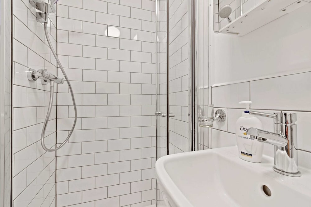 Refined, Light 1 Bed Apt w Balcony in Brixton