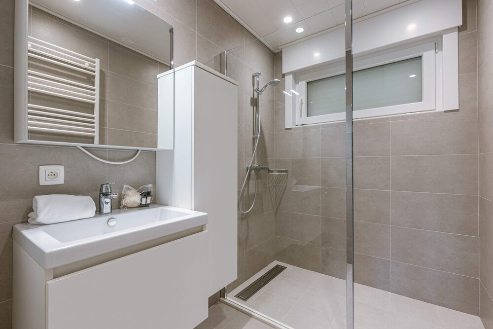 Huswell - Villa Near Beach With Double Parking