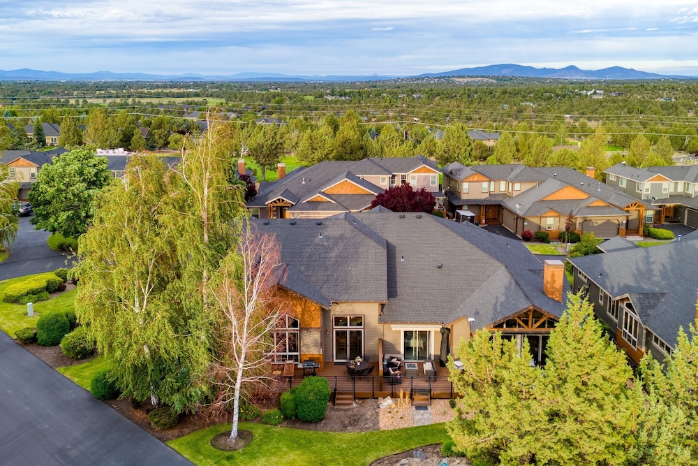 Forest Ridge Loop by Avantstay Hot Tub Private Community Amenities