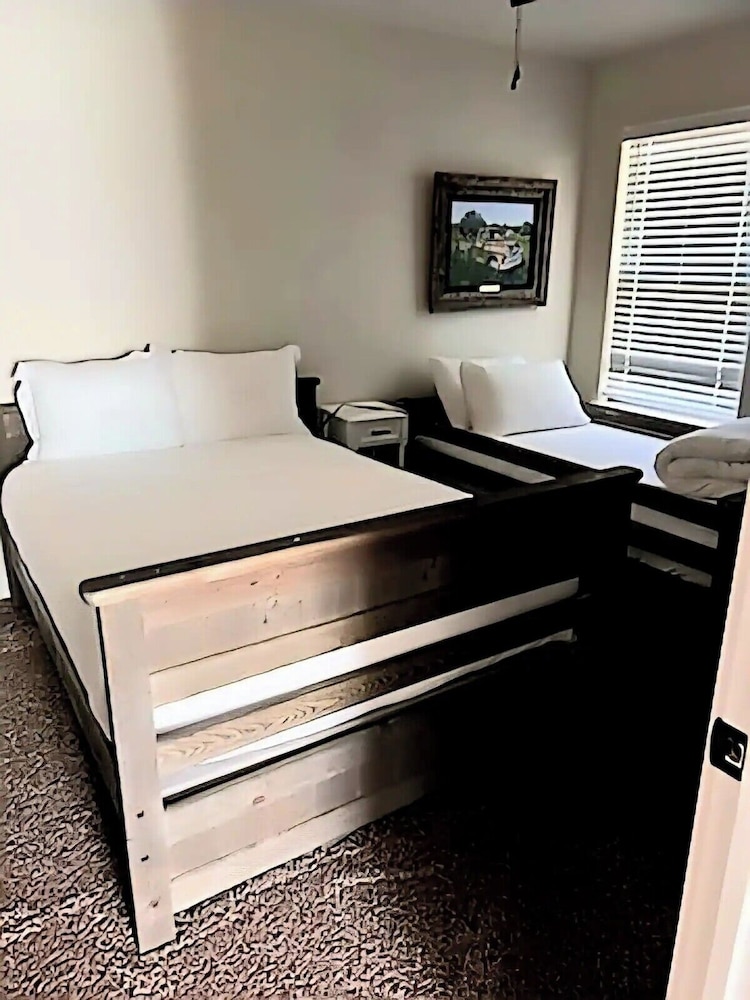 7 min to Stockyards- Cozy & Stylish Home