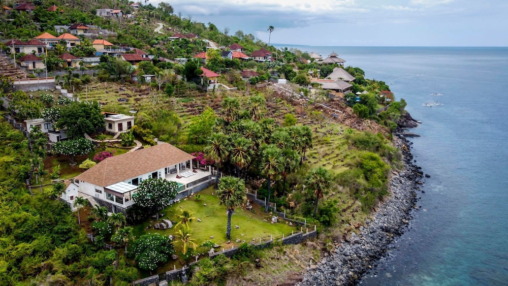 Villa Eden Roc by Alfred in Bali - Luxury Beachfront 3BR Villa With Infinity Pool Amed