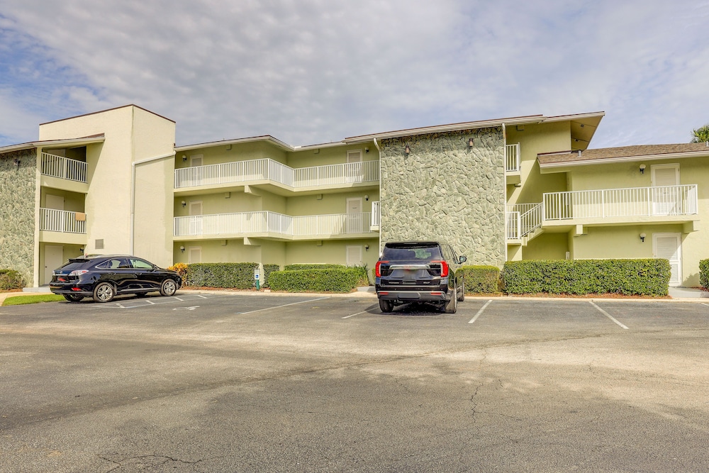 Hutchinson Island Beach Condo: Swim, Dine & Golf!