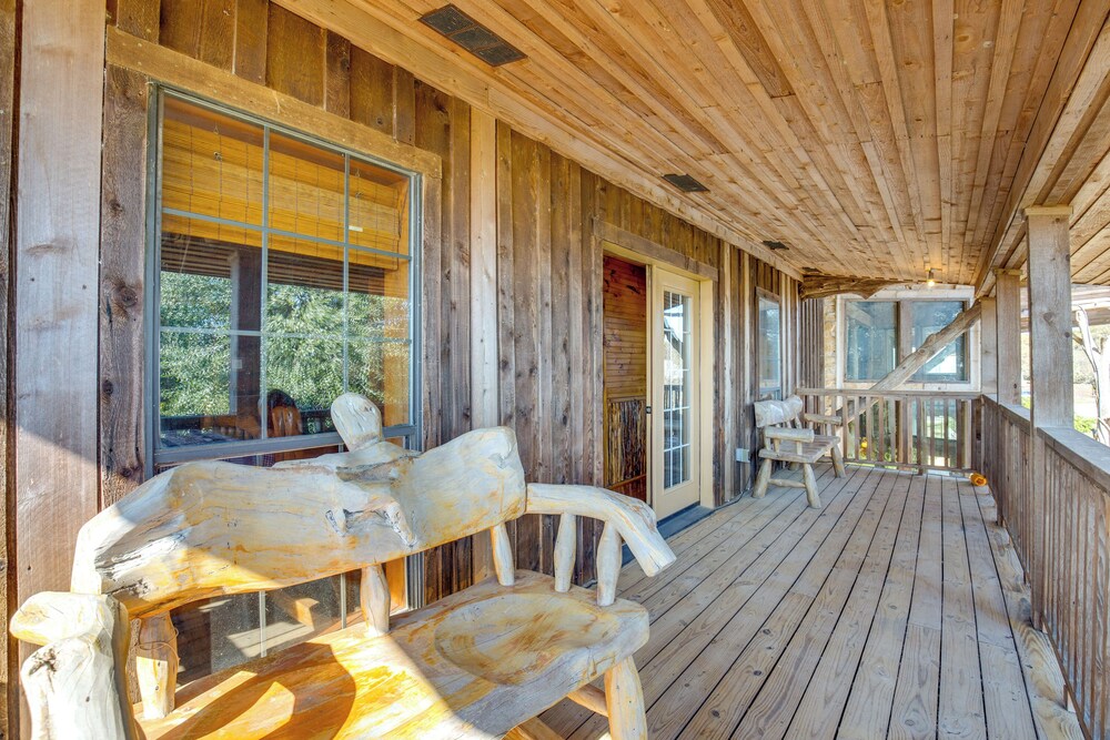 Group Getaway! Multi-level Lodge on Lake Tawakoni