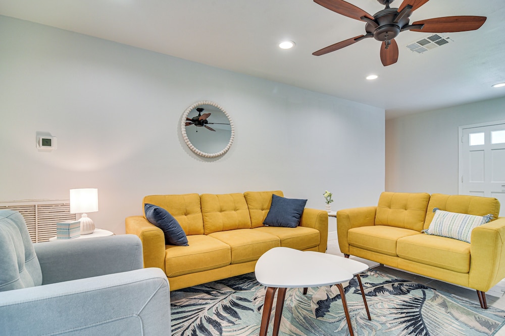 5 Mi to Beach: Tampa Retreat w/ Furnished Lanai!