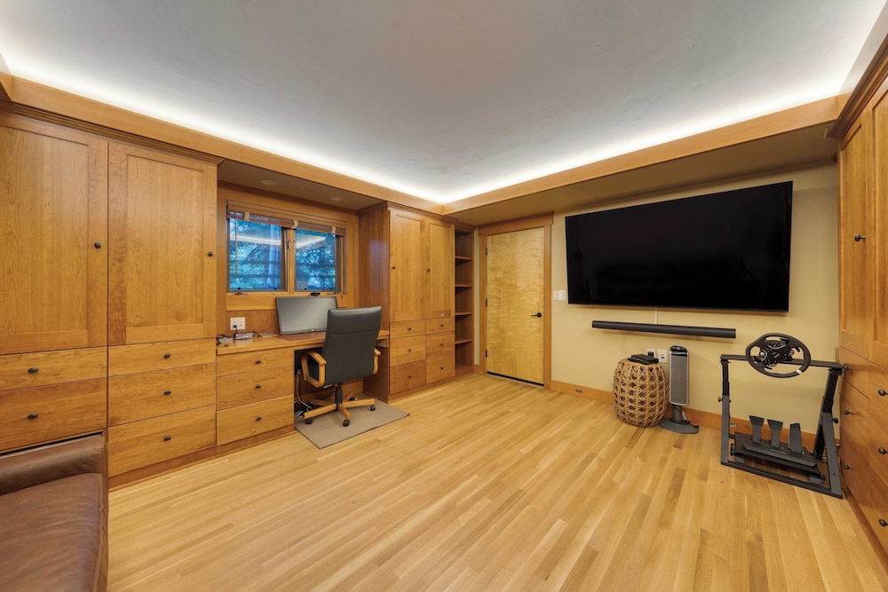 Cedars at Palisades by Avantstay Hot Tub, Resort Access, and Mountain Views