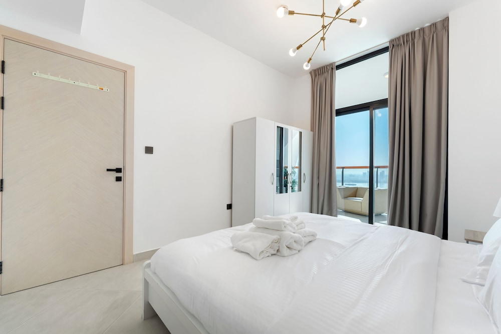 Modern 1BR with Pool and Gym Al Jaddaf