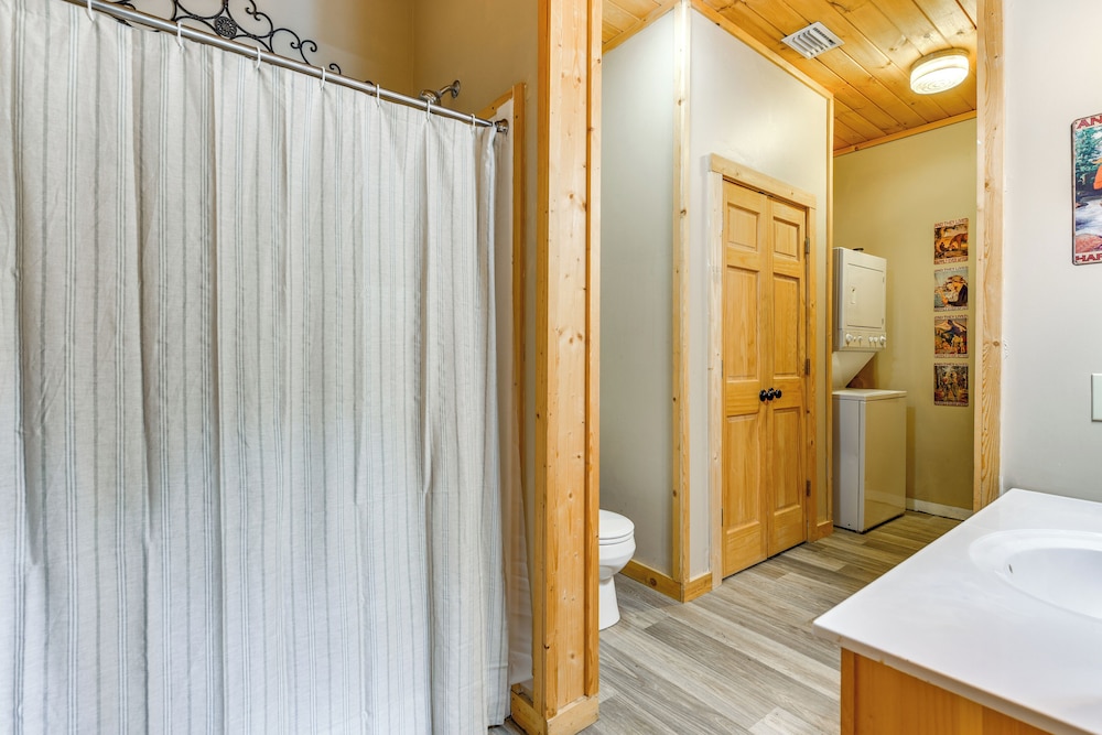 Smoky Mtn Escape w/ Hot Tub: 4 Mi to Gatlinburg!