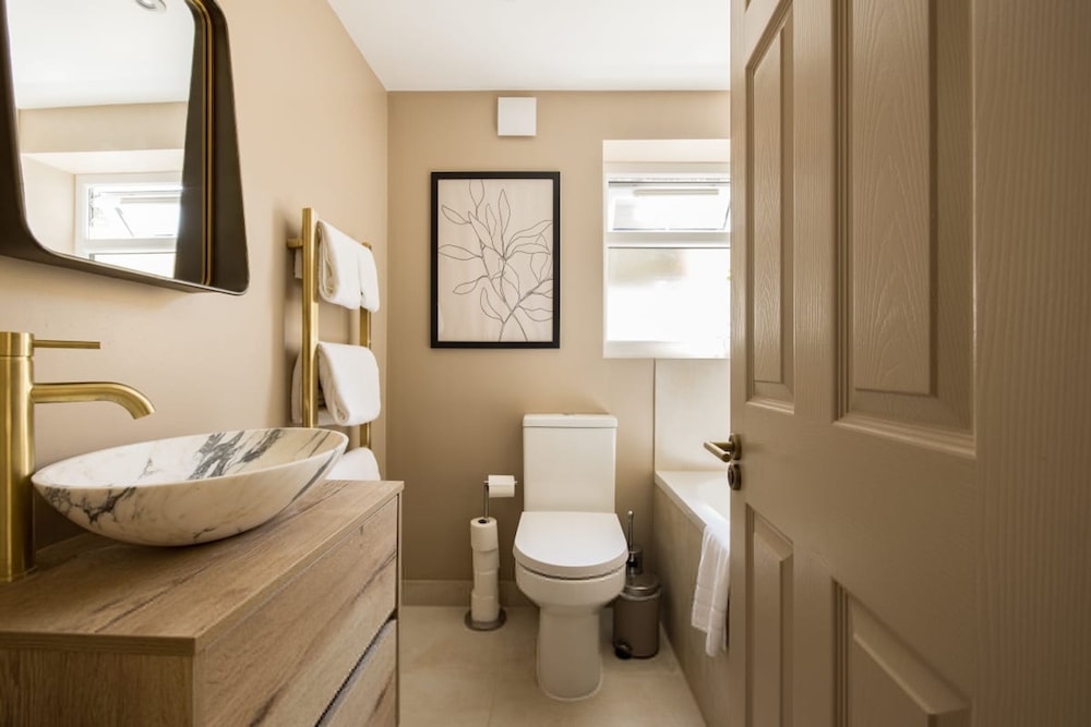 The Tyrwhitt Road Place - Lovely 2bdr Flat With Garden