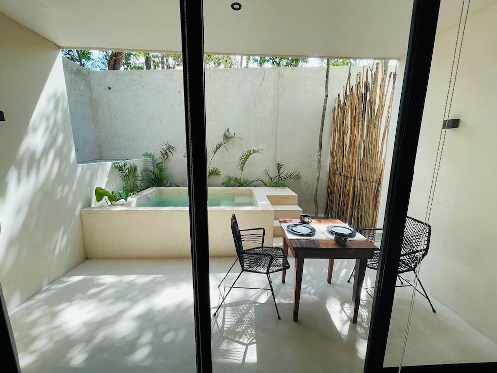Private Jacuzzi with Pool Studio S11