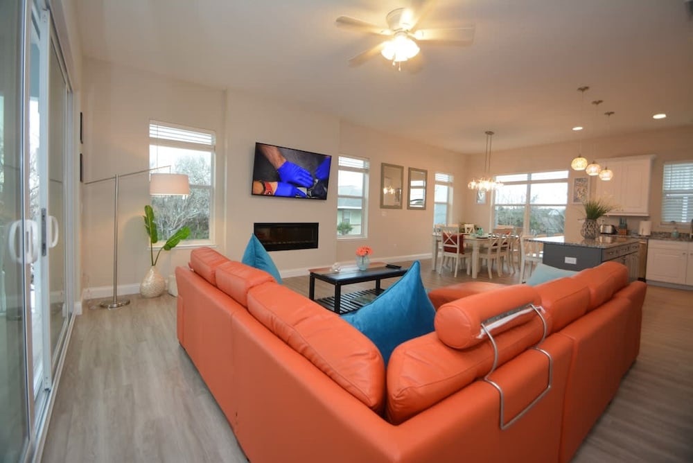 Beach Front 5 bed 4 Bath Luxury House Hot Tub Fenced Yard Pets Welcome