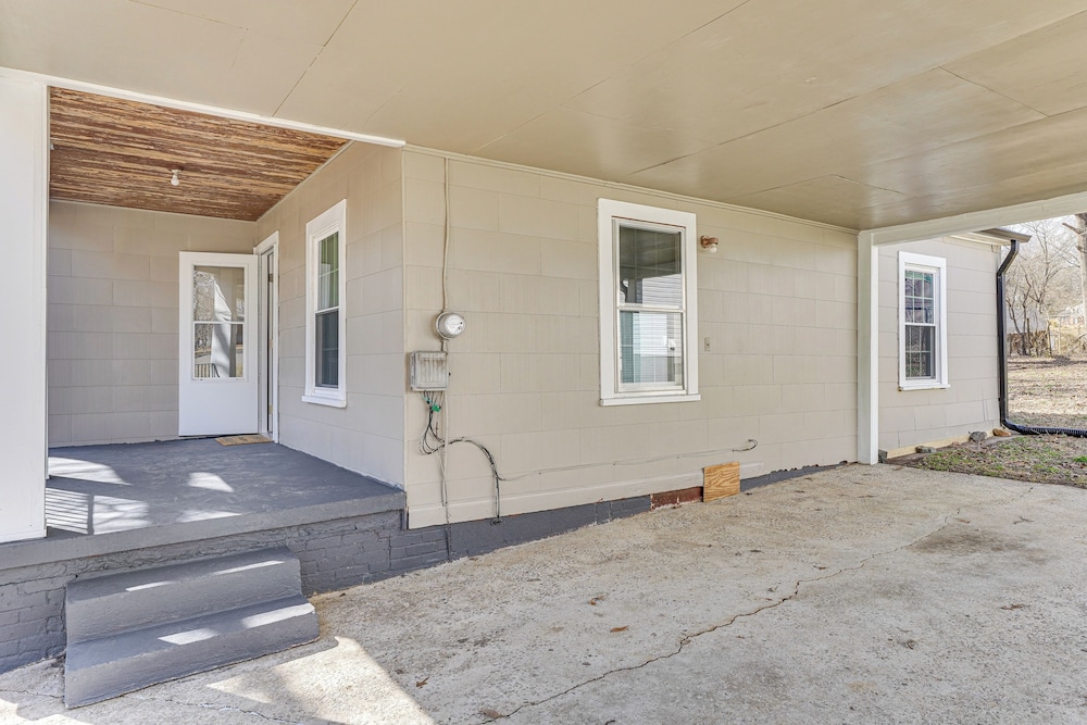 Close to Shops, Eats & Hospital: Roxboro Retreat