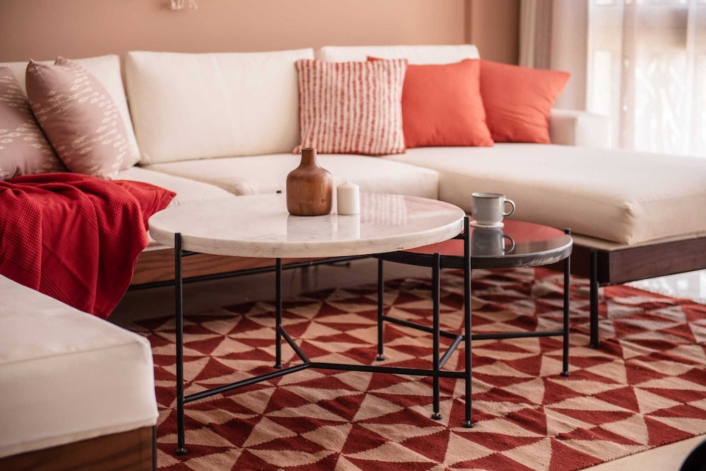 Xuru Stays I Exotic 1bdr w/ Outdoor Terrace Pool & Beach Access
