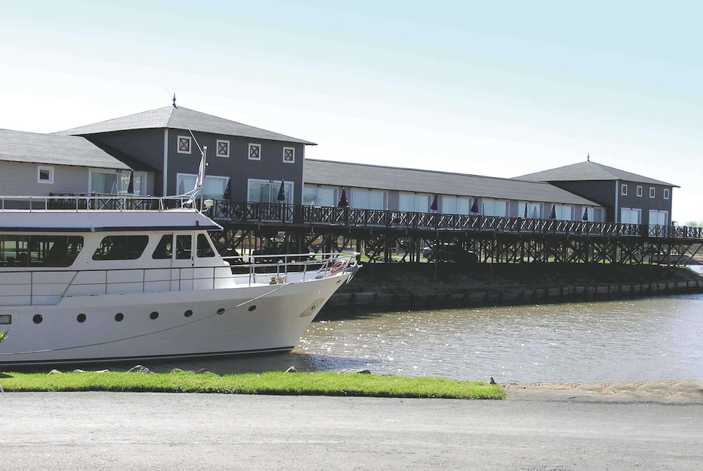 Hotel Howard Johnson by Wyndham San Pedro Resort & Marina