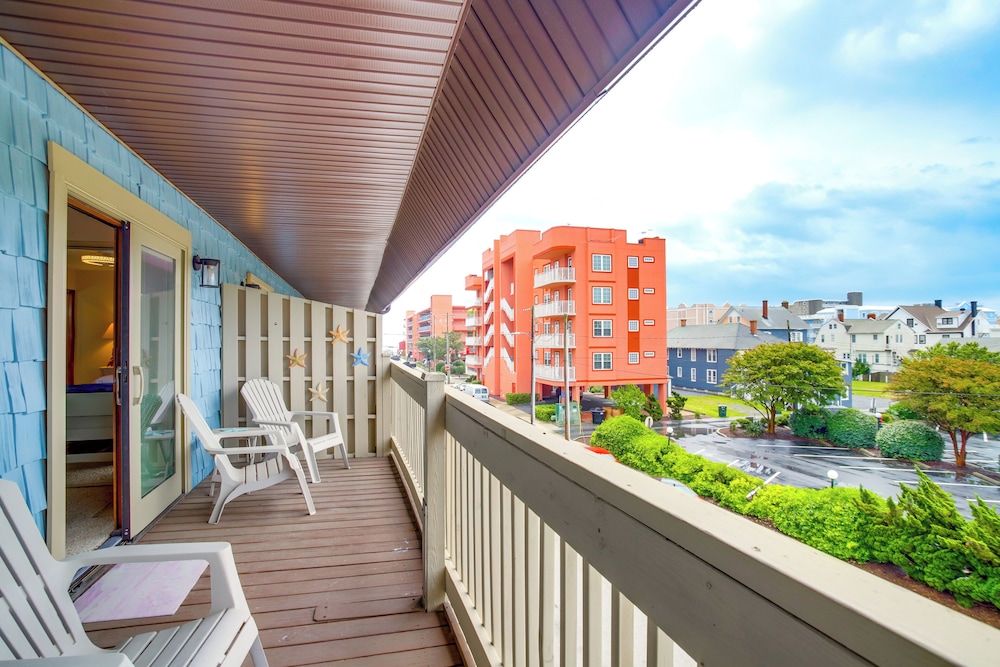 Ocean City Getaway w/ Balcony, Steps to Boardwalk!